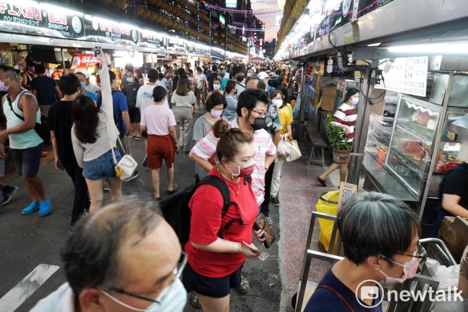 醫師認為台灣目前還不到全面脫口罩的階段。（圖為夜市人潮示意圖）   圖：張良一/攝(資料照)