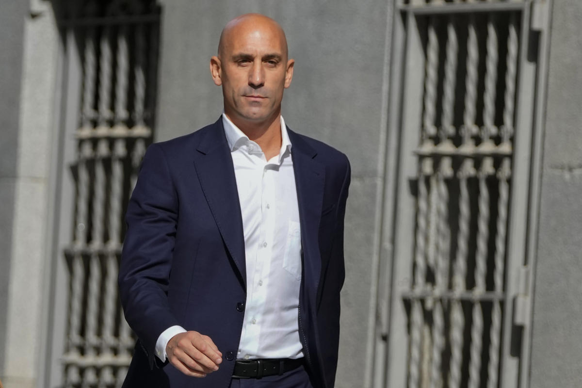 Spanish football president Luis Rubiales will not resign over kiss scandal  - ABC News