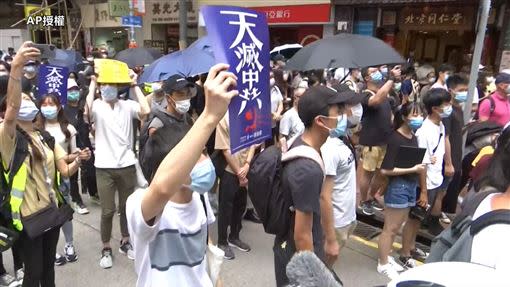 香港民眾上街反對「國歌法」及「港版國安法」。（圖／AP影音授權）