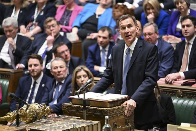 Schatzkanzler Jeremy Hunt übergibt seinen Haushalt an das House of Commons in London.