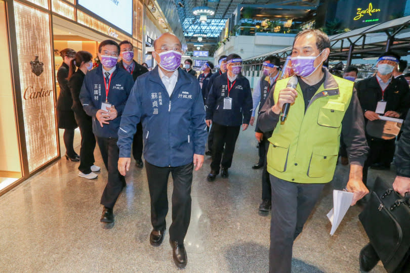 行政院長蘇貞昌去年底前往桃園國際機場視察，要求為即將到來的春節返鄉人潮做好防疫。（圖／報系資料庫）