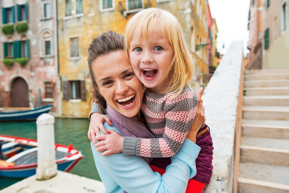 mom daughter italy