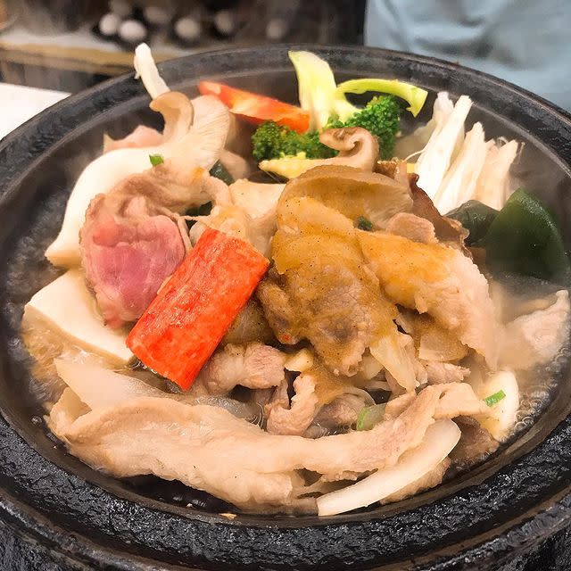 記得要煎附餐的雞蛋成「麻油蛋」才是內行吃法，最後將麵條丟進湯底裡煮、收汁，以其作為晚餐的美好句點。