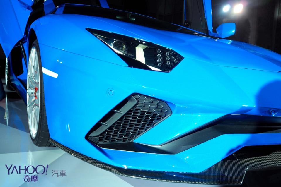 四輪轉向過彎上膛！Lamborghini Aventador S在台登場！