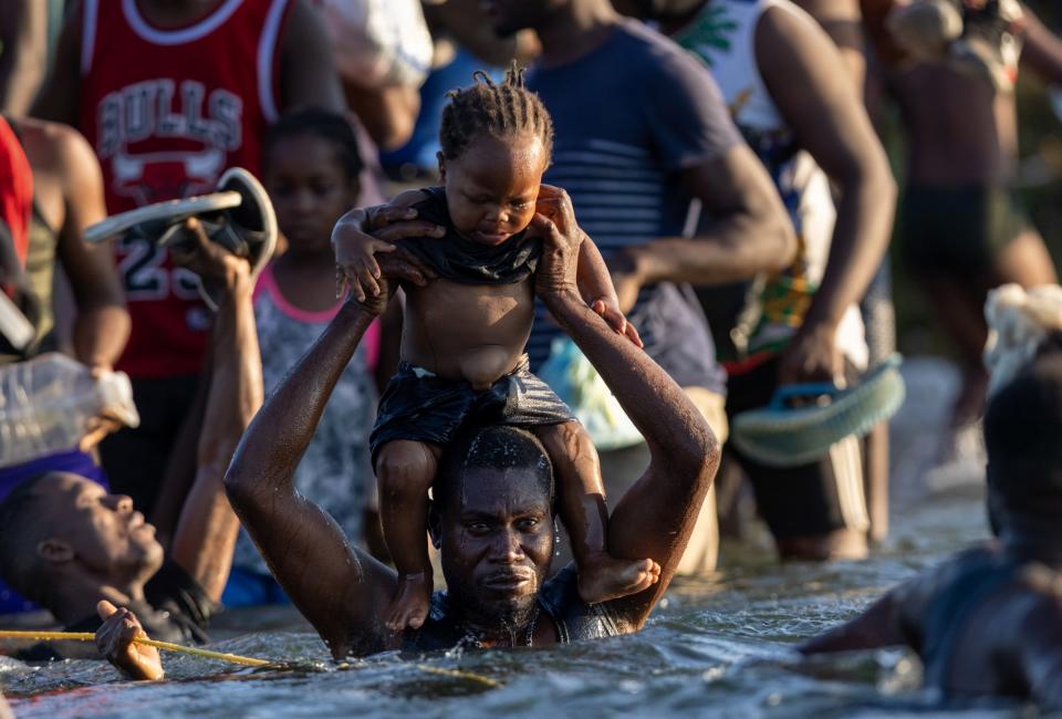 <p>"Es un abuso", dijo otro inmigrante haitiano varado en la frontera de México y Estados Unidos sobre el trato que les dan. Haitianos que intentan llegar a México en autobús son bajados por las autoridades y abandonados a su suerte en carreteras, reportó <em>Hoy día</em> (Telemundo). "Nosotros trabajamos duro para ganar plata", añadió este inmigrante haitiano al programa, asegurando que solo buscan una mejor vida para sus familias. </p>