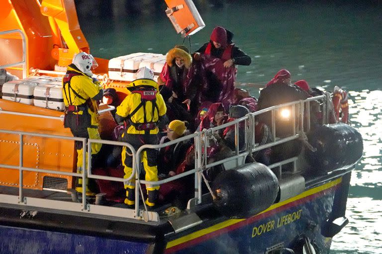 Un grupo de migrantes rescatados en el Canal de la Mancha llegan al puerto inglés de Dover. Photo: Gareth Fuller/PA Wire/dpa