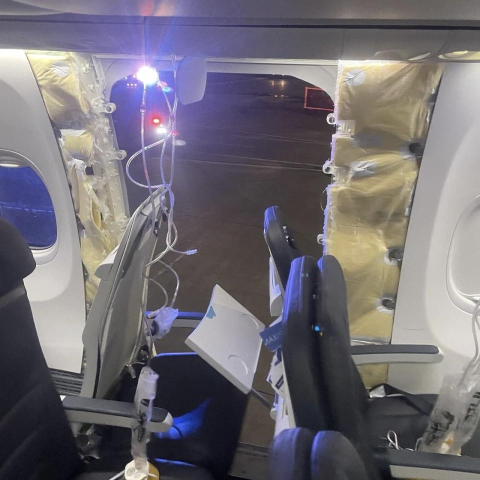 <strong>美國阿拉斯加航空一架波音737客機在半空中窗板竟然飛走。（圖／翻攝自X）</strong>