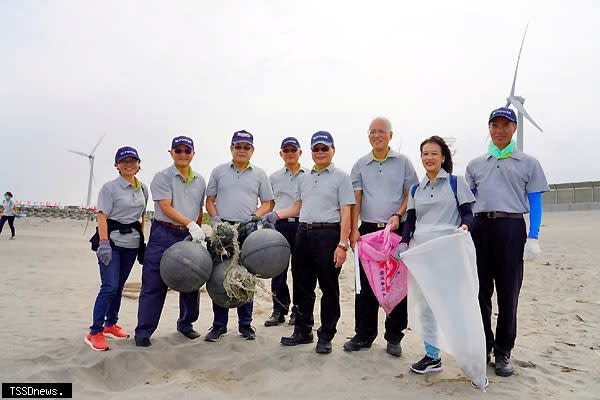 台電董事長楊偉甫（左三）率主管及同仁撿拾沙灘垃圾，以實際行動守護美麗的海岸線。