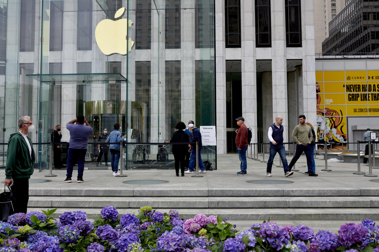 Los clientes esperan afuera de la tienda Apple en la Quinta Avenida de Manhattan, el 29 de abril de 2021. (Gabby Jones/The New York Times)