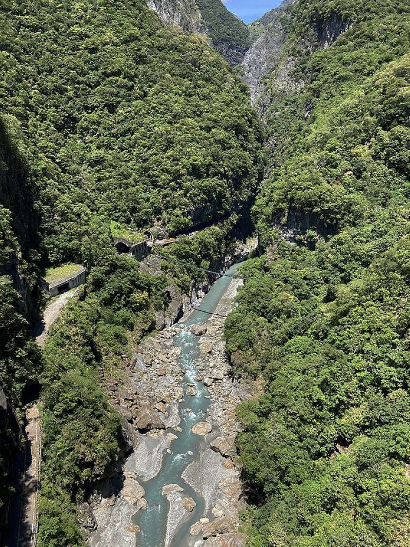 錐麓吊橋與燕子口(Photo via Wikimedia, by 太魯閣國家公園管理處, License: CC BY 4.0，圖片來源：https://zh.wikipedia.org/wiki/File:%E9%8C%90%E9%BA%93%E5%90%8A%E6%A9%8B%E8%88%87%E7%87%95%E5%AD%90%E5%8F%A31.jpg)