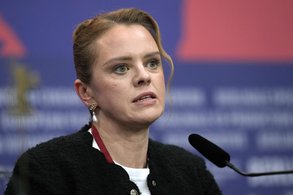 La directora alemana Julia von Heinz habla en una conferencia de prensa de la película "Treasure" en el Festival Internacional de Cine de Berlín en Berlín, el sábado 17 de febrero de 2024. (Foto AP/Ebrahim Noroozi)