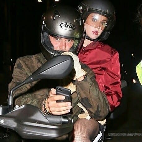 La pareja salió en moto del concierto. Instagram @orlandobloomitalia