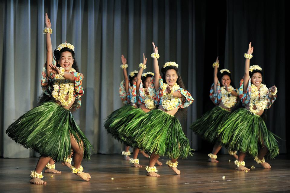 The "Springtime in Honolulu" performance evoked vintage Hawaii, which is a common theme for hula ʻauana performances.