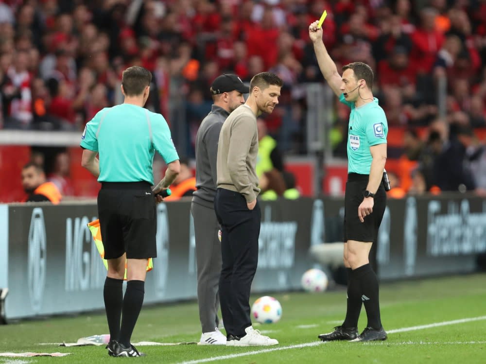 Zwayer (r.) zeigte beiden Trainern die Gelbe Karte (IMAGO/Oliver Kaelke/DeFodi Images)