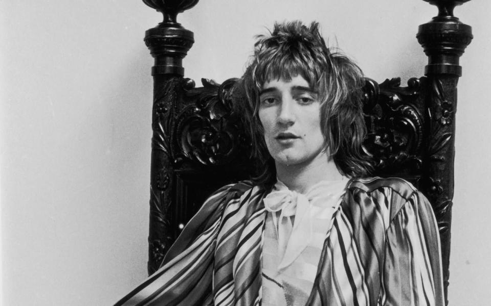 Ein bisschen Pomp muss sein: Rod Stewart, hier im Jahr 1973, fiel von Anfang an durch seinen Hang zu extravaganten Outfits auf - und natürlich durch seine markante Stimme. (Bild: Roy Jones / Evening Standard / Getty Images)