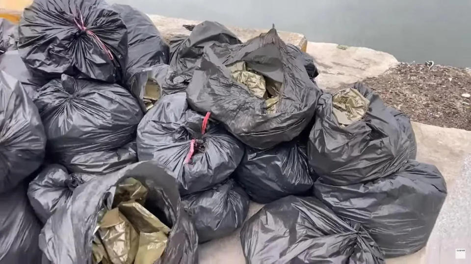 遭棄置在澎湖馬公漁港的10多袋軍用口糧。(圖/翻攝自記者爆料網YT)