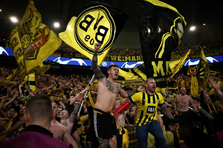 La alegría de los aficionados del Dortmund en el Parque de los Príncipes después del pase a la final de su equipo tras derrotar al PSG, el 7 de mayo de 2024 (Anne-Christine POUJOULAT)