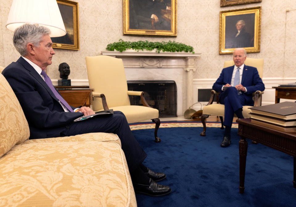 Presiden AS Joe Biden bertemu dengan Pengerusi Rizab Persekutuan Jerome Powell dan Setiausaha Perbendaharaan AS Janet Yellen untuk bercakap mengenai ekonomi di Pejabat Oval di Rumah Putih di Washington, DC, AS, 31 Mei 2022. REUTERS/Leah Millis