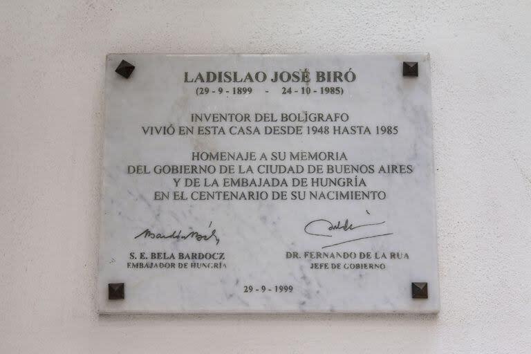 La placa que homenajea a su padre en la puerta de la histórica casa familiar en la que aún vive