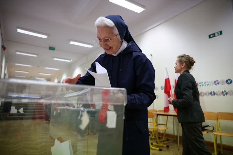 Una monja deposita su voto en un colegio electoral durante las elecciones parlamentarias polacas en Varsovia, Polonia