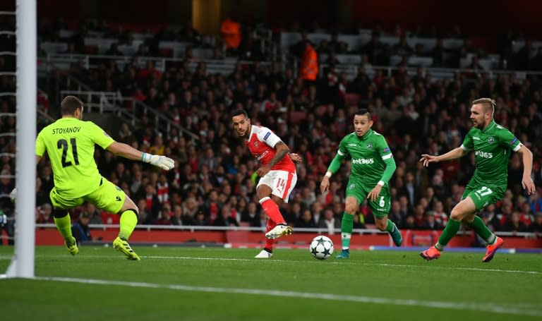 Arsenal's midfielder Theo Walcott (C) attempts to cross the ball to Arsenal's striker Alexis Sanchez during the UEFA Champions League Group A football match between Arsenal and Ludogorets Razgrad at The Emirates Stadium in London on October 19, 2016