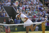 Ajla Tomljanovic se frena en la red al ganar su partido de octavos de final ante Alize Cornet en el torneo de Wimbledon, el lunes 4 de julio de 2022. (AP Foto/Kirsty Wigglesworth)