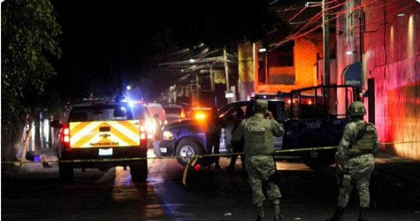 墨西哥一家飯店遭15名槍手攻擊，釀11死。圖為警方在現場拉起封鎖線。（圖／翻攝New Straits Time twitter）
