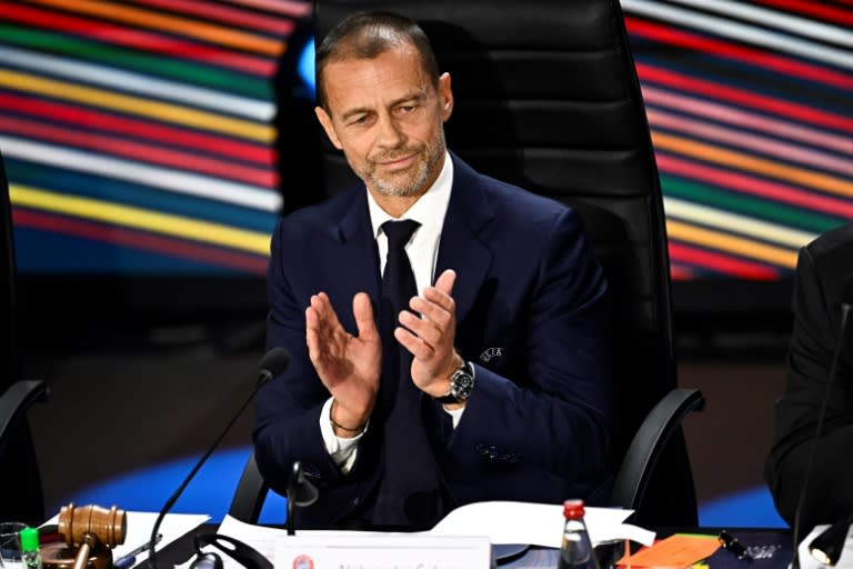 El presidente de la UEFA, Aleksander Ceferin, aplaude durante el 48º Congreso de su organismo. En París, el 8 de febrero de 2024 (JULIEN DE ROSA)