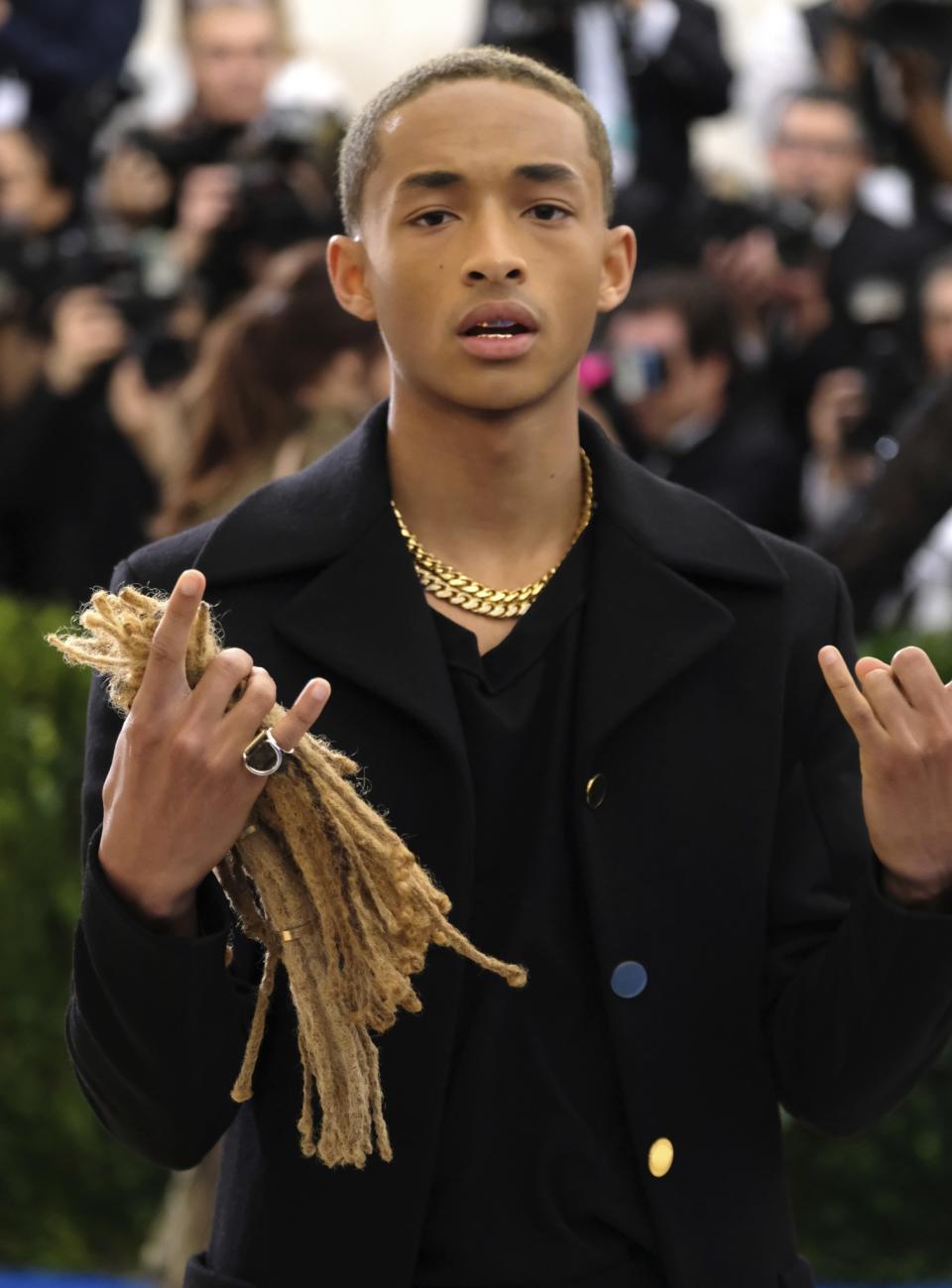 Schauspieler Jaden Smith trug seine Haare in der Hand. (Bild: AP Photo)