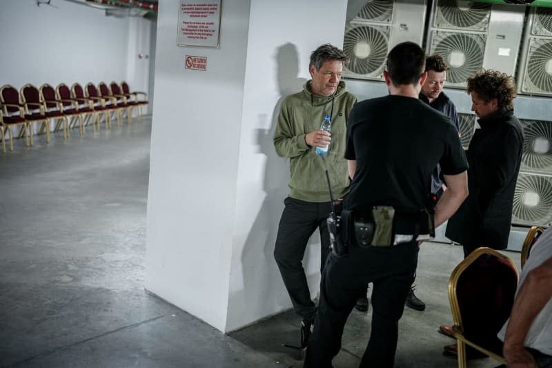 German Minister of Economic Affairs and Climate Protection Robert Habeck stands together with an employee, security officers and delegation members during an air raid siren in an air raid shelter, the hotel's underground parking garage.  Kay Nietfeld/dpa