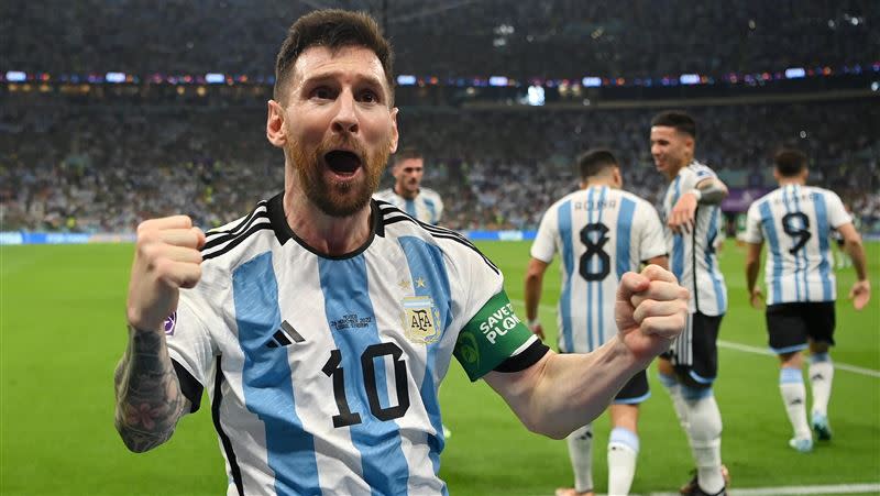 阿根廷球王梅西領軍阿根廷以4：2擊敗法國，讓阿根廷睽違36年再度獲大力神杯。（圖／翻攝自FIFA推特）