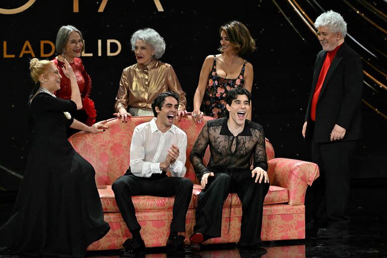 Javier Calvo y Javier Ambrossi, en el centro, rodeados de Pedro Almódovar y sus musas, durante los últimos Premios Goya