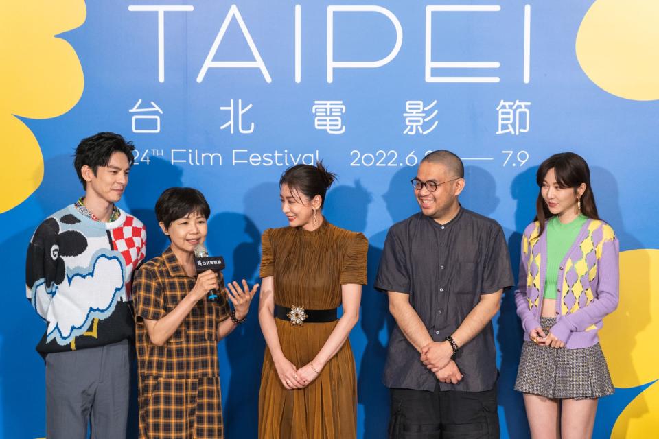 ▲林柏宏 (左起)、導演陳慧翎、賈靜雯、導演李俊宏、曾莞婷參與首映會。