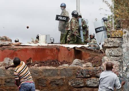 Opposition supporters clash with police in Kibera slum in Nairobi, Kenya October 26, 2017. REUTERS/Goran Tomasevic