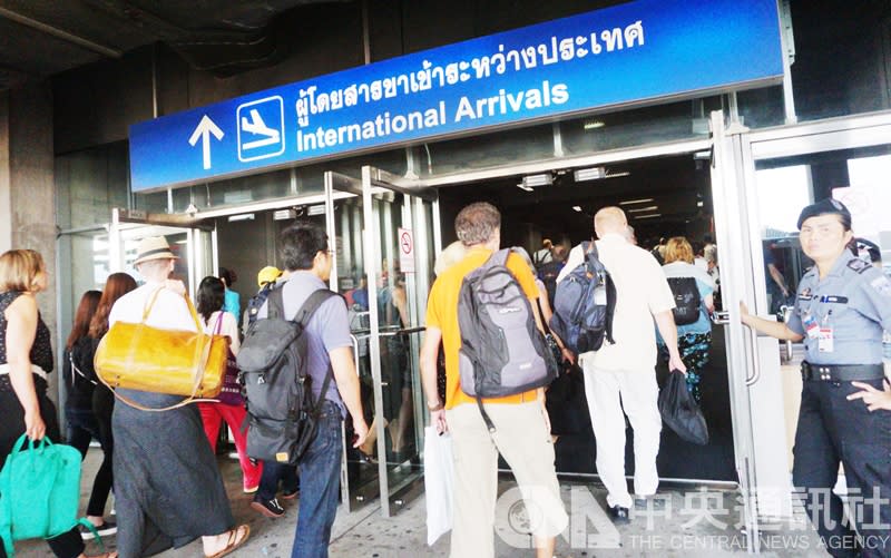 圖為曼谷蘇凡納布國際機場的國際旅客入境門。（中央社／資料照）