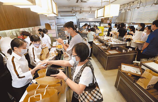 台北神旺大飯店15日吹熄燈號，消費者擠爆普諾麵包坊，搶購難忘的好味道。（劉宗龍攝）