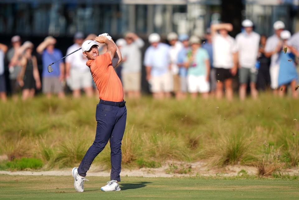 Rory McIlroy juega su tiro en el hoyo 18 durante la primera ronda del US Open 2024. (Foto: Jim Dedmon-USA TODAY Sports)