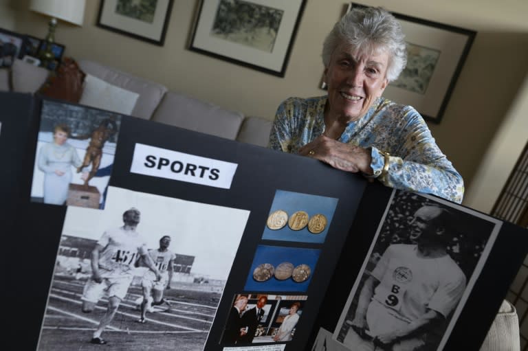 Patricia Russell, la hija mayor de Eric Henry Liddell, posa junto a unas fotografías de su padre, campeón olímpico en París-1924 y cuya historia inspiró la película "Carros de fuego", en su casa de Oakville (Ontario, Canadá), el 15 de abril de 2024 (Peter POWER)