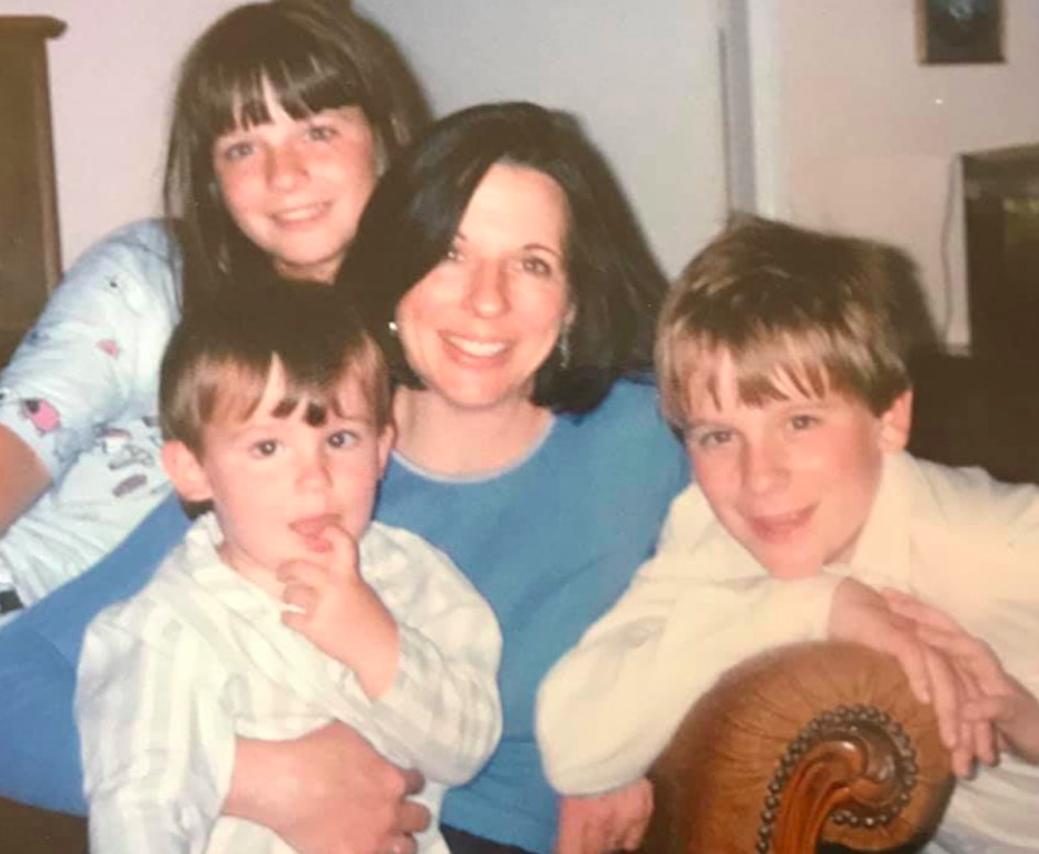 En la foto publicada por Sarah Jane Pascoe-Hudson, ella aparece en el centro y sus hijos, en el sentido de las manecillas del reloj, de la esquina superior izquierda a derecha, Lucy, Matthew y Peter (Imagen: Facebook)  