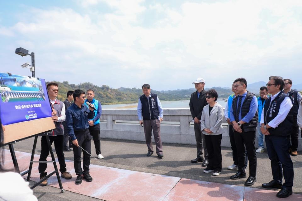 《圖說》市長盧秀燕前往石岡壩視察，了解大台中供水情形。