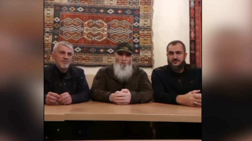 Des soldats tchétchènes qui combattent avec les Ukrainiens contre la Russie lors d'une interview pour BFMTV - BFMTV