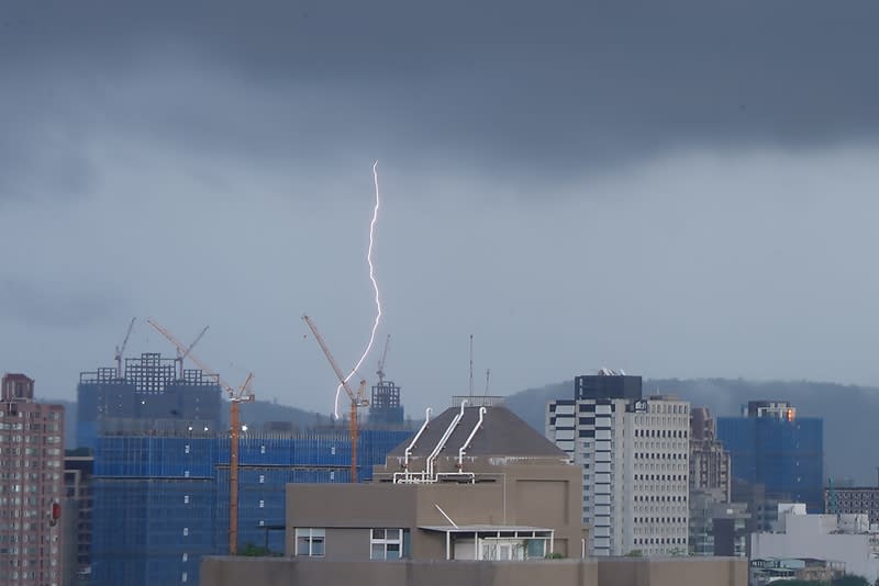 近日各地午後雷陣雨頻繁，前氣象局長鄭明典23日在臉書分享雷雨區安全守則，包含在室外時避開高聳的樹或物體，並特別提醒「一般露營帳篷對雷擊一點防護力都沒有」。（中央社資料照）