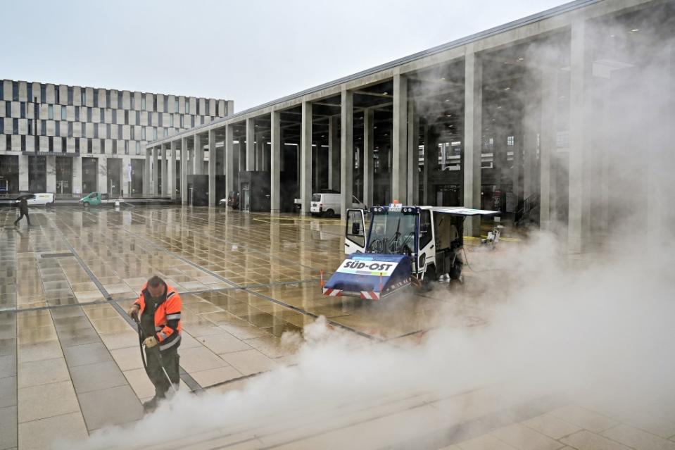 Mit heißem Wasser aus einem Hochdruckreiniger säubert ein Arbeiter die Gehwegplatten vor dem Terminal 1. Die Eröffnung des Hauptstadtflughafens BER ist für den 31.10.2020 geplant.<span class="copyright">Patrick Pleul / dpa</span>