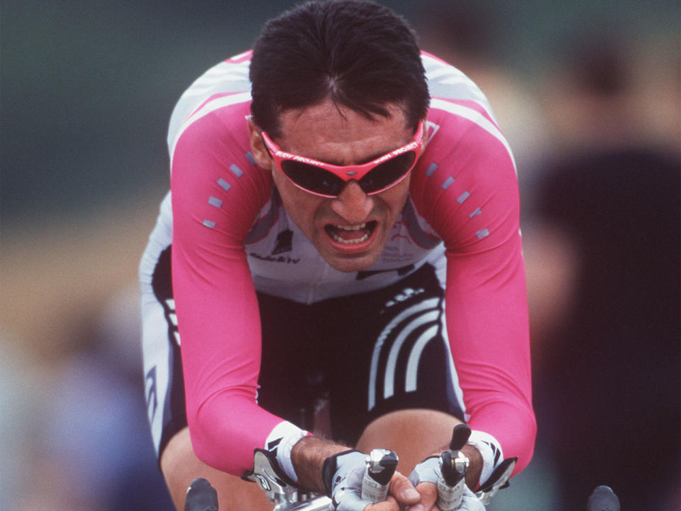 Ein Crash so kurz vor dem Ziel: Bei der 10. Etappe der Tour de France 1999 kollidierte der Telekom-Profi Giuseppe Guerini mit einem fotografierenden Zuschauer, der auf dem Mittelstreifen stand. Trotz Sturzes konnte der Italiener sich aufrappeln und als Erster ins Ziel im legendären L'Alp d'Huez einfahren. (Bild-Copyright: Sven Simon/ddp Images)