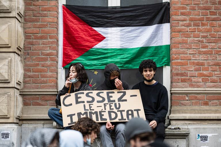 Estudiantes de la Escuela Superior de Periodismo de Lille protestan contra la guerra en Gaza con un cartel que llama a un alto el fuego.