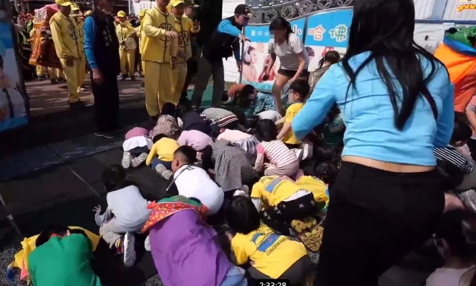 ▼媽祖鑾轎行經台中大甲特地走進當地幼兒園。（圖／東森新聞）