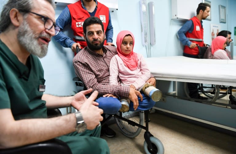 Maya and her father, who was also born without legs, meet Turkish doctor Mehmet Culcu who will help her to walk with the use of modern prosthetics