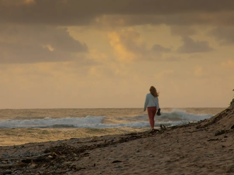 EIn seltener Spaziergang am Strand nach der Arbeit. - Copyright: Petrina Darrah