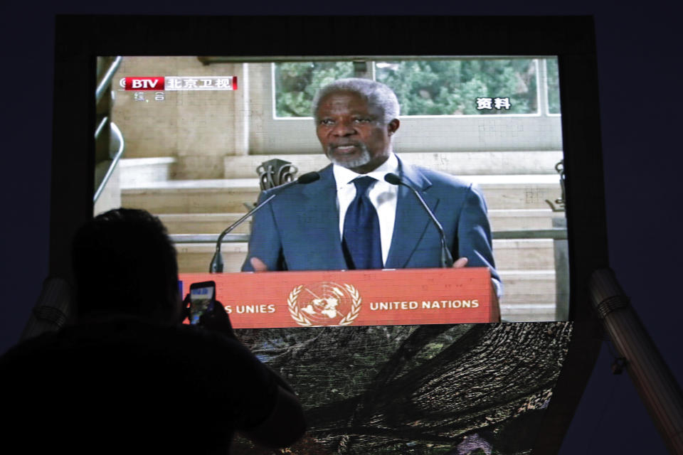 A man watches a TV screen broadcasting the evening news about the death of UN Secretary General Kofi Annan, at a shopping mall in Beijing, Saturday, Aug. 18, 2018. Kofi Annan, one of the world's most celebrated diplomats and a charismatic symbol of the United Nations who rose through its ranks to become the first black African secretary-general, has died aged 80.(AP Photo/Andy Wong)