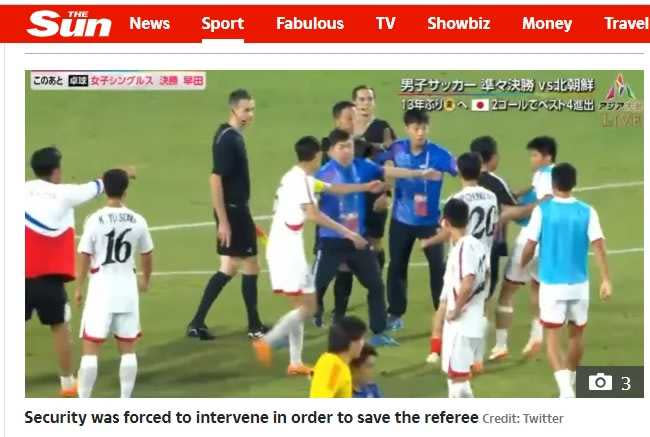 北韓球員企圖毆打日本隊的補給員。（圖／翻攝自太陽報）